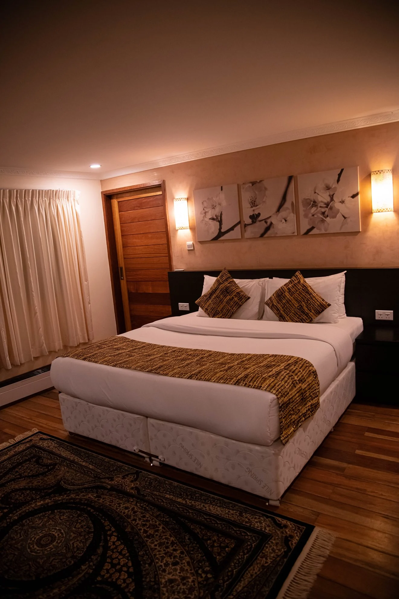 A bedroom with a double bed and bedside lamps