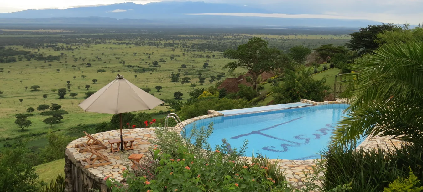 The pool and a parasol above the valley