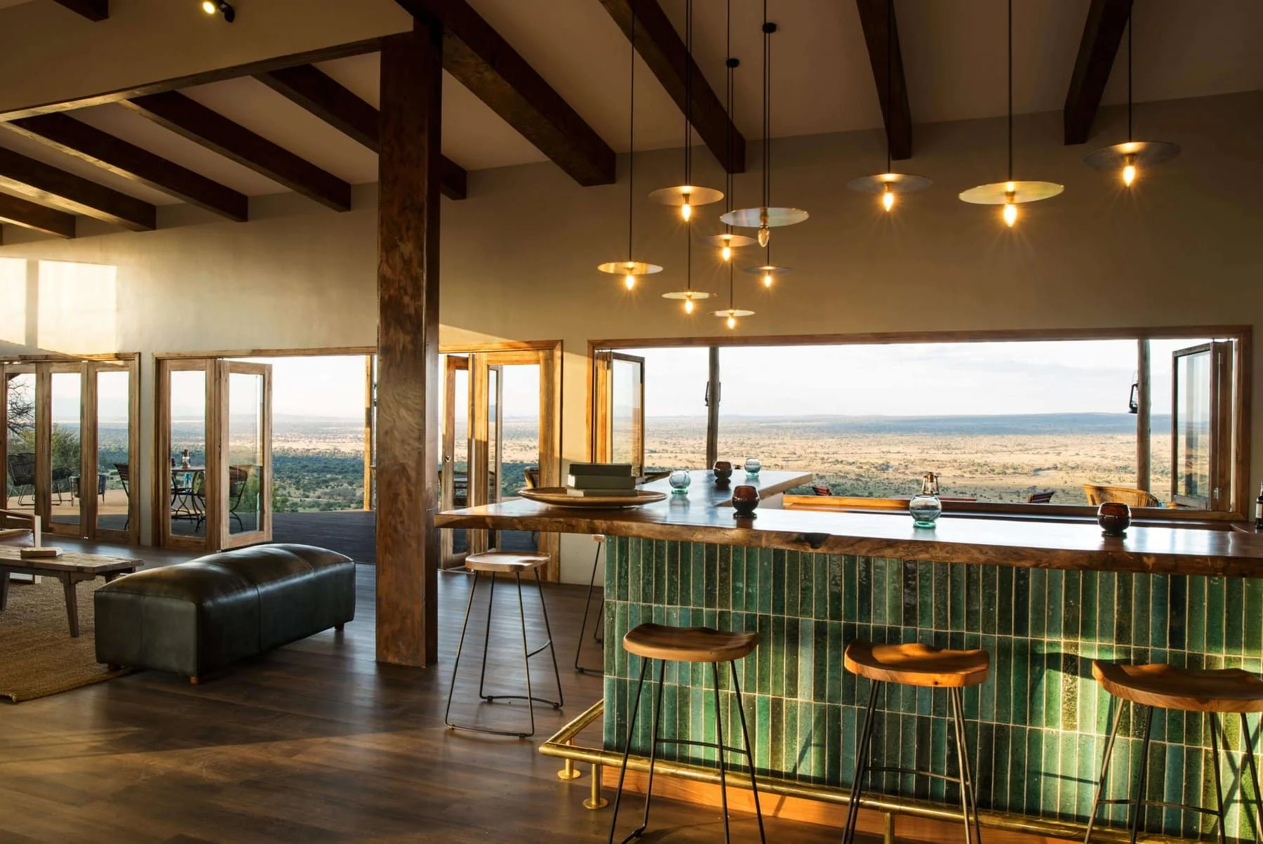 The bar and lounge with a view over the plains