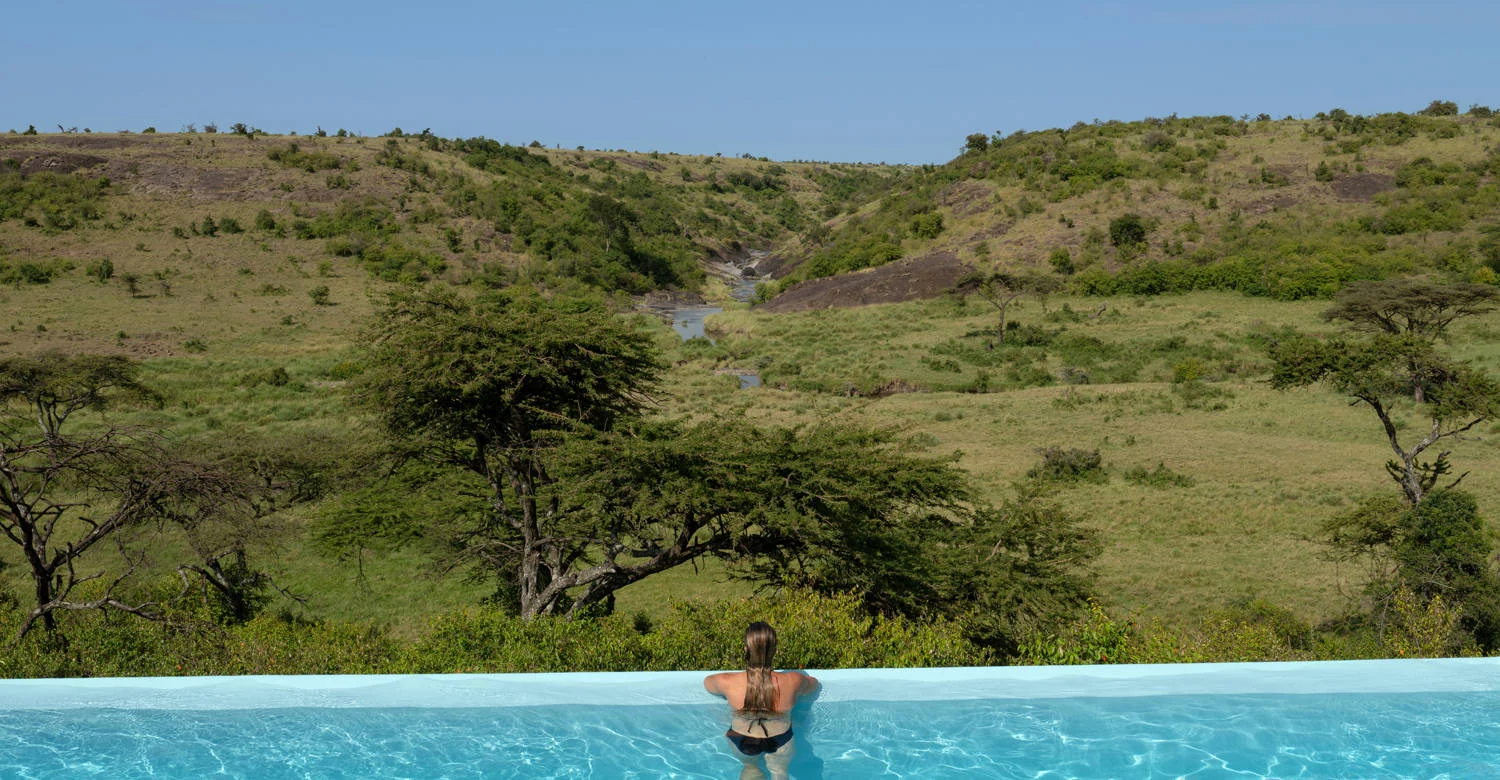 A guest in the infinity pool above the valley