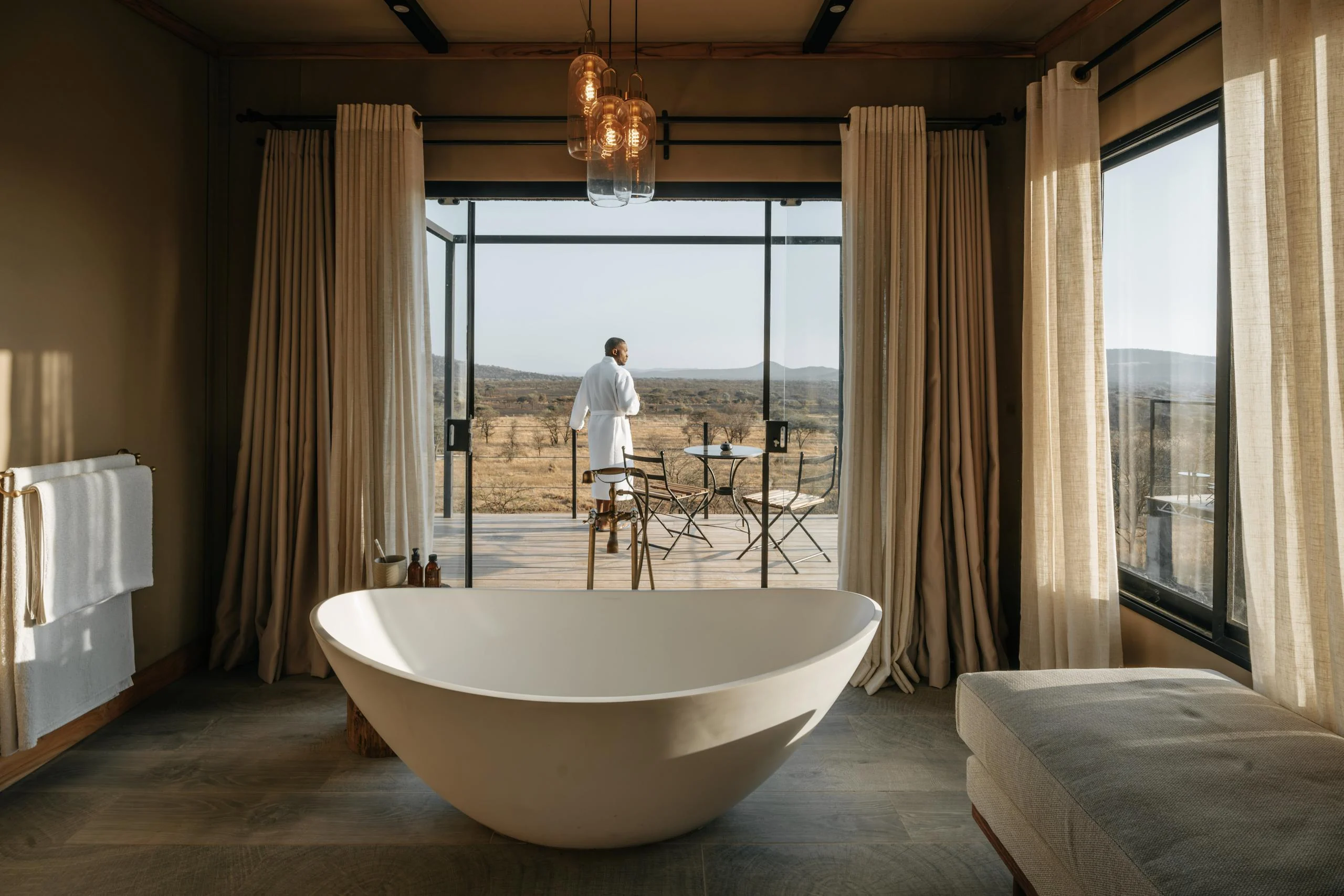 A bath in front of a window onto the plains