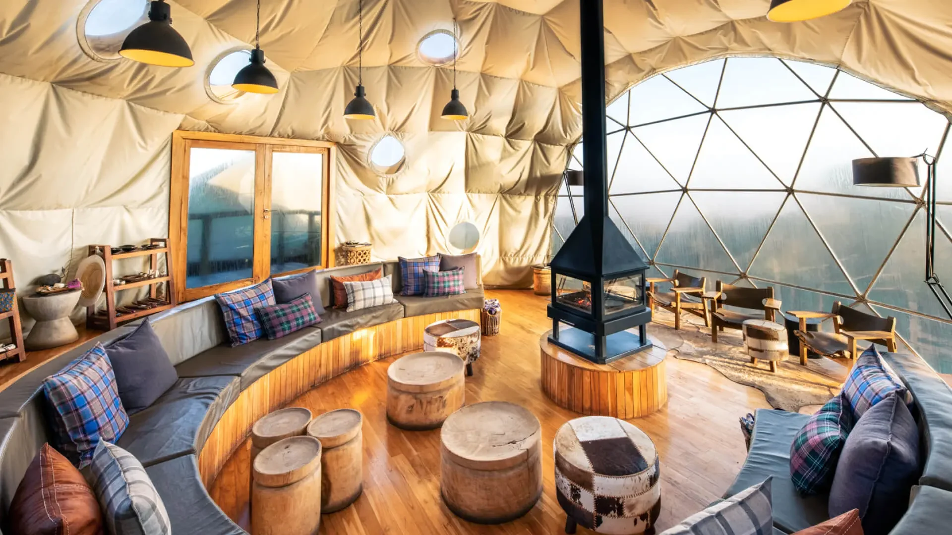 The lounge dome with a stove and cushions