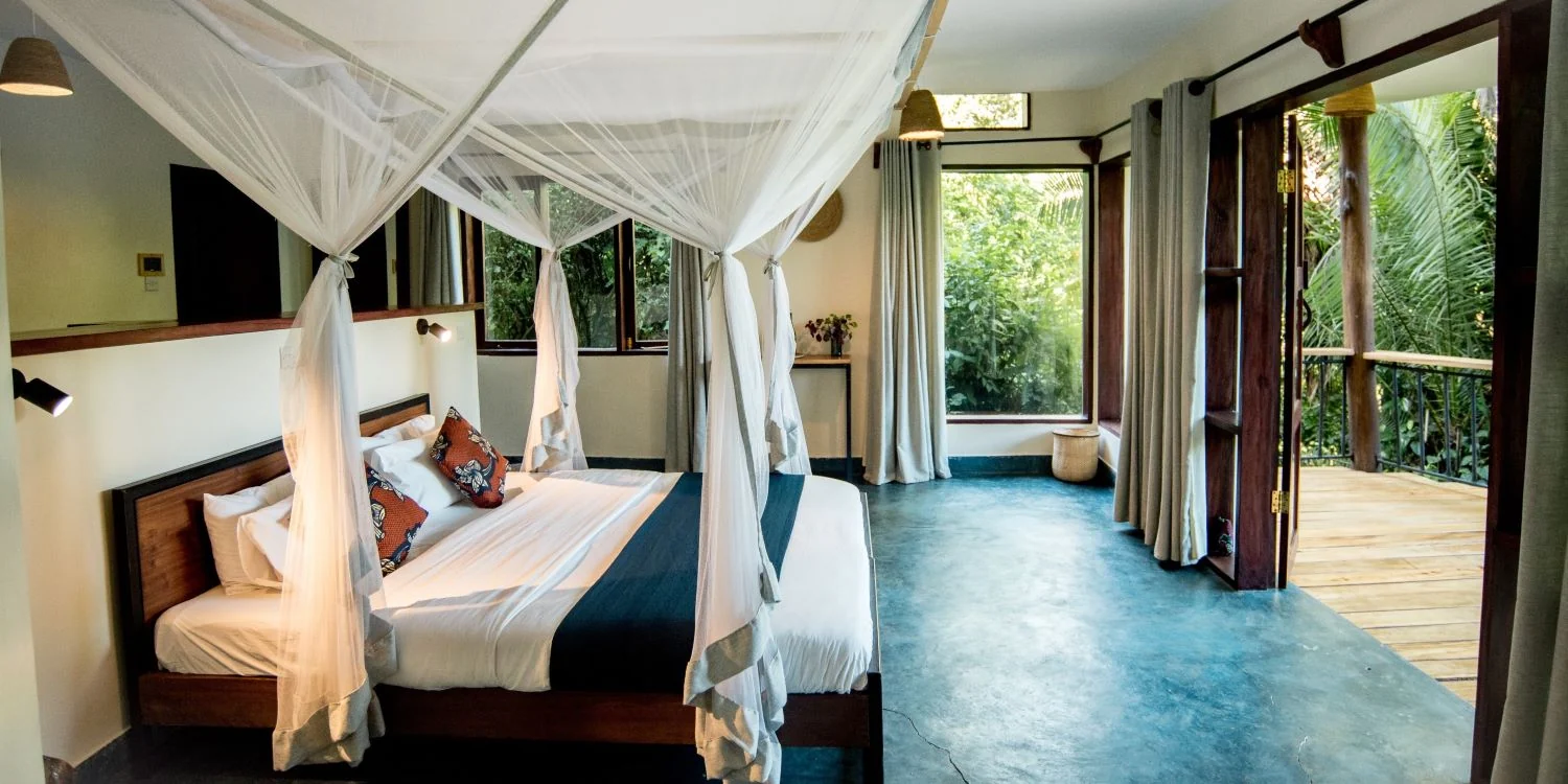 A bedroom opening onto the forest
